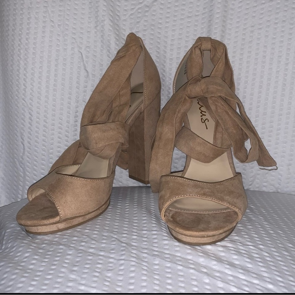 NWOT - Lulus Women’s Ballerina Tie High Heels 3-4 inch Beige Suede Size 7
